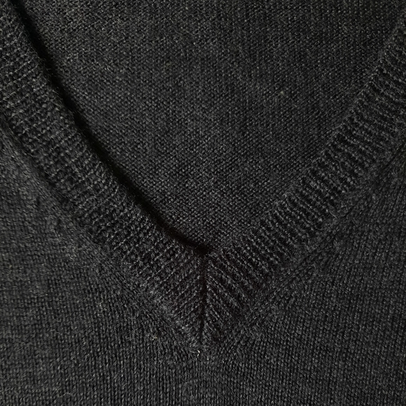 Banana Republic merino wool V- neck sweater size L. - Picture 3 of 9